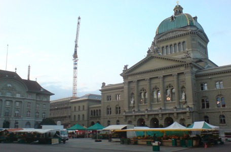 Dienstag-Märit auf Bundesplatz Bern beim Aufbau