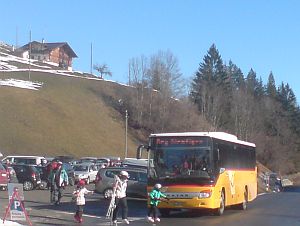 Postauto bei der Talstation Wiriehorn