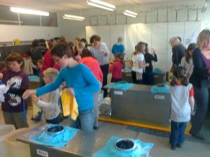 kerzenziehen-schulhaus-blindenmoos-schliern-2012
