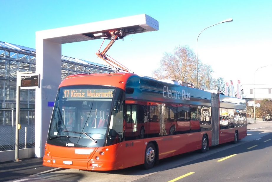 Elektrobus an der Haltestelle Weiermatt der Linie 17